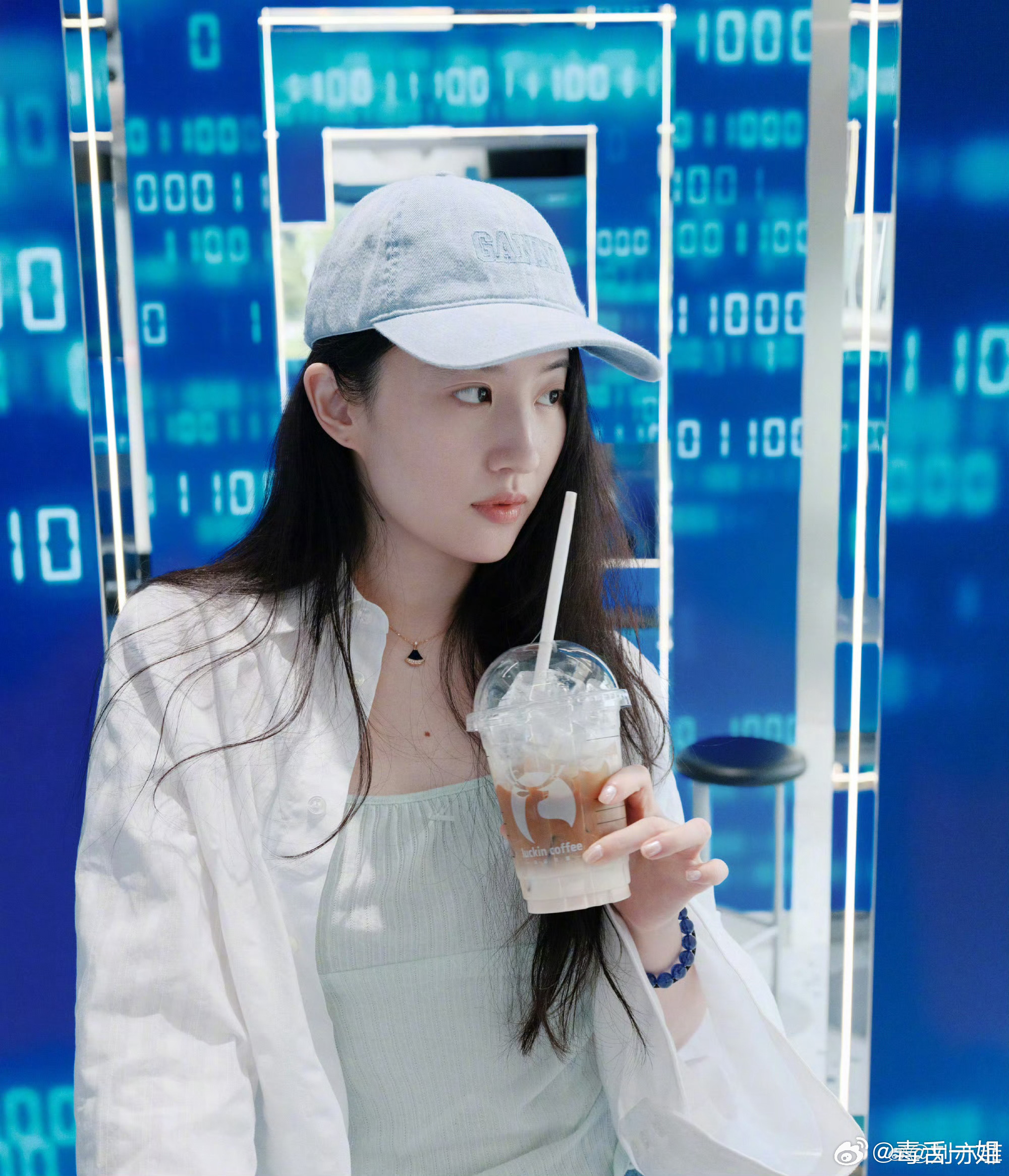 刘亦菲爱喝咖啡的漂亮姐姐刘亦菲全身是广告位 也太嫩了点～ 