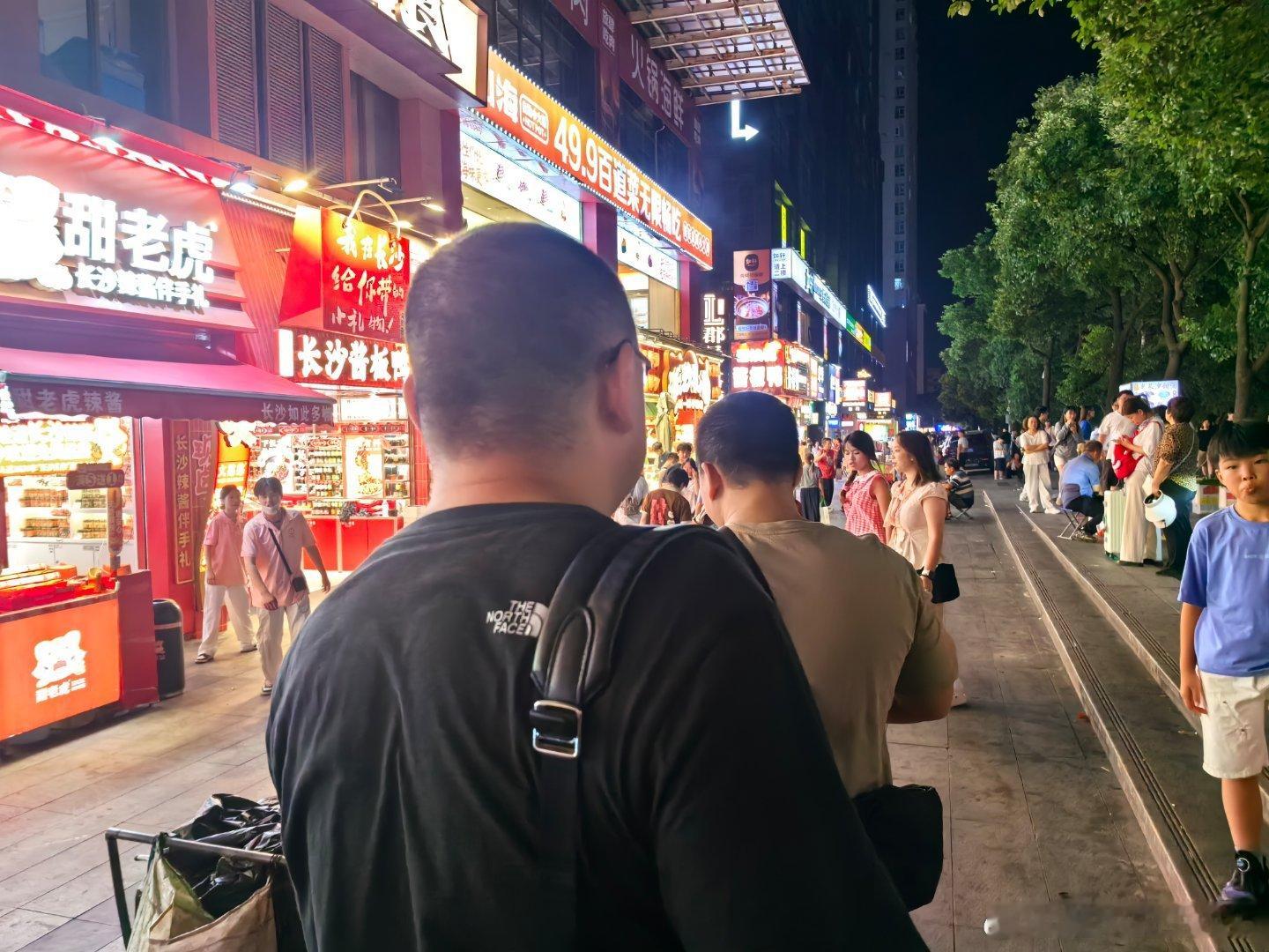 实话说，老程在网上的一些言论，总会让人觉得，他见一个爱一个。实际上，他一直好好的