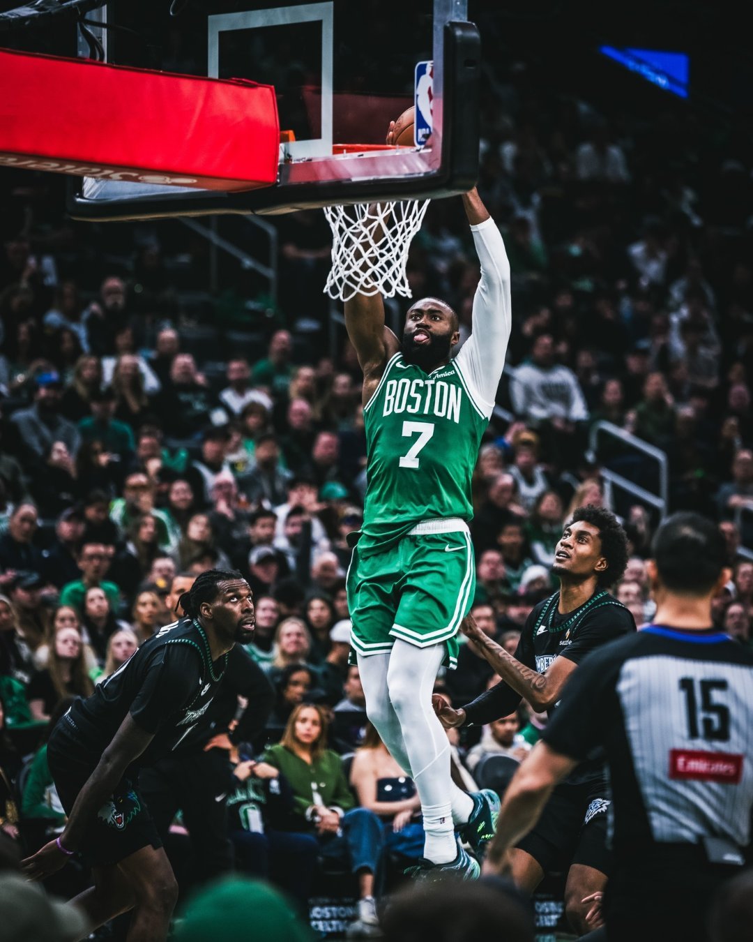 今天赛后，杰伦主动揽责，他表示：“我们今晚没有打出凯尔特人式的篮球。我处理球太过