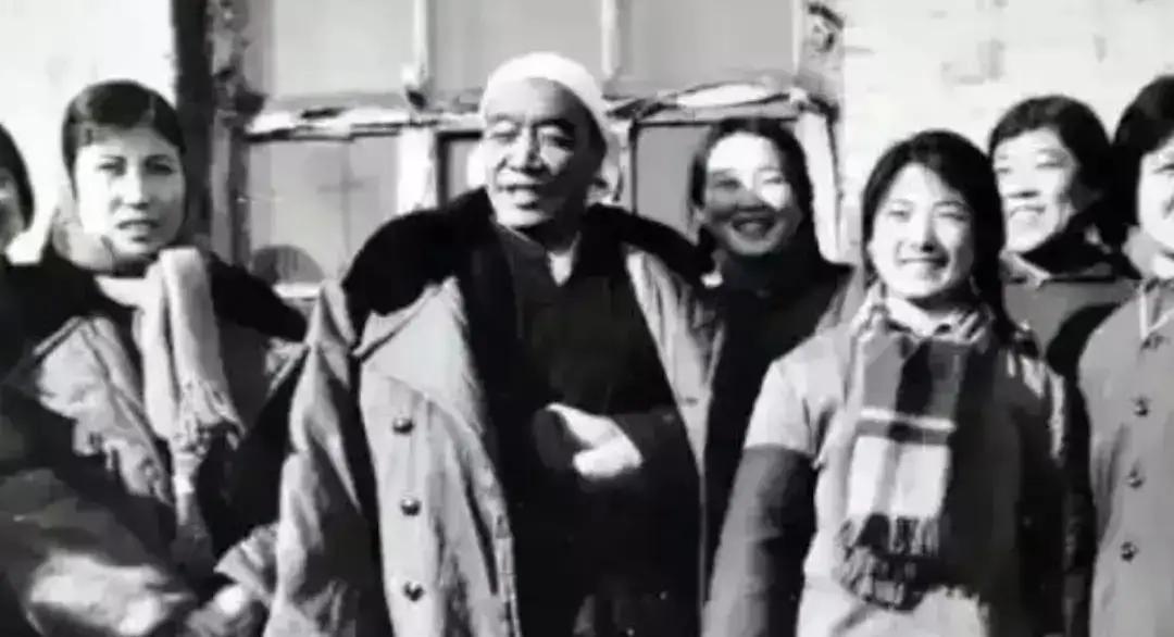 1979年，陈永贵回到昔阳。

台下坐着的，是他打了几十年交道的乡亲和干部。
