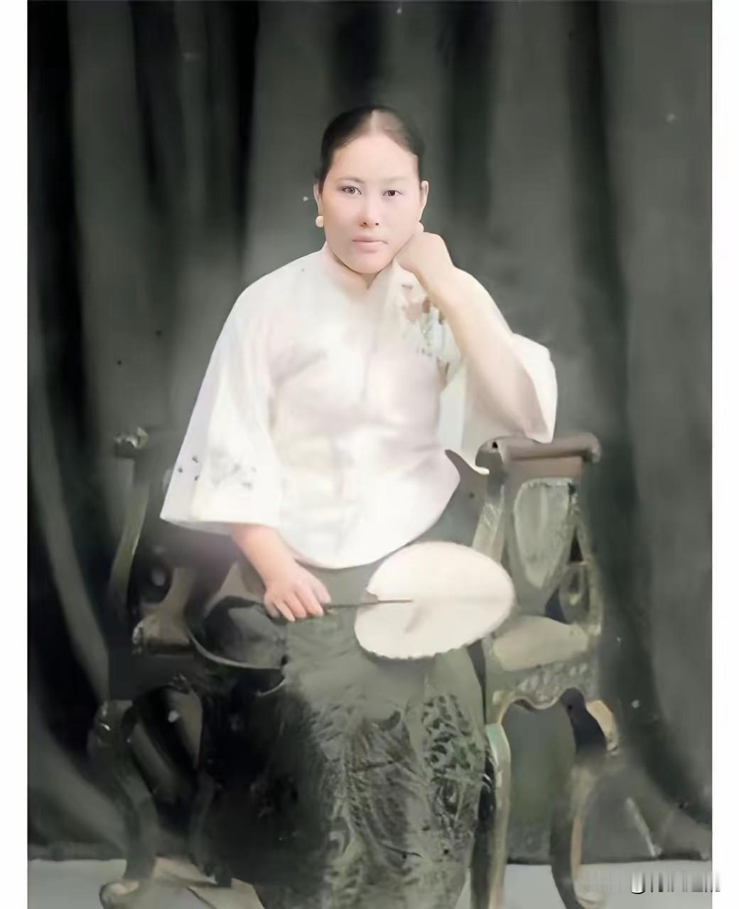 1935年，孙传芳在佛堂听经，一女子走到他身后，对着他连开三枪，见孙传芳已死，女