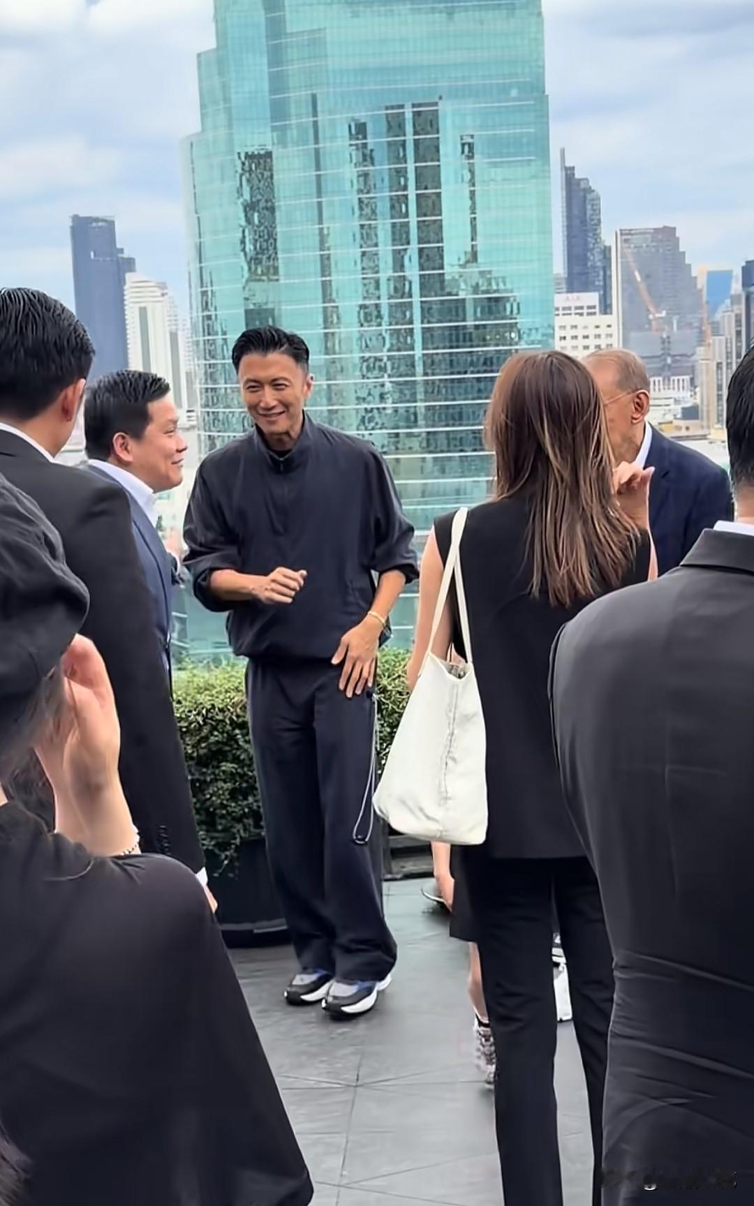 有网友在泰国曼谷Icon Siam楼顶偶遇谢霆锋出席活动。古铜色的皮肤，五官俊朗
