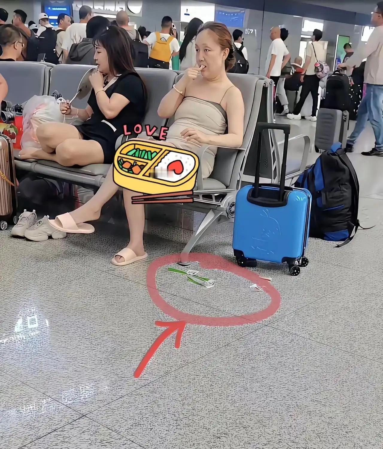 真不知道该怎么评价这位大姐！候车大厅公共座椅上吃东西，垃圾随手扔地上，干干净净的
