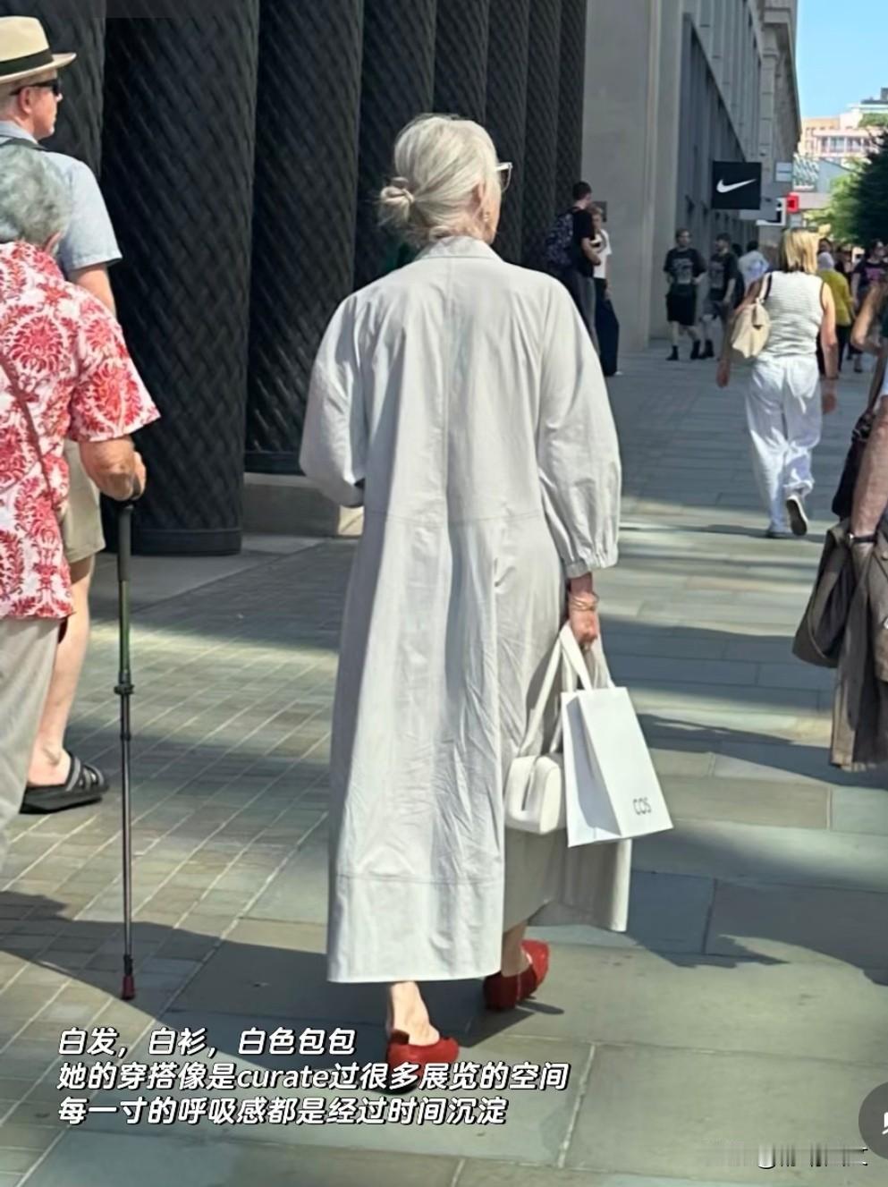 我老了也想这么穿。
看英国大街老人的穿搭，
感觉她们都有一颗有趣的灵魂，服装就是