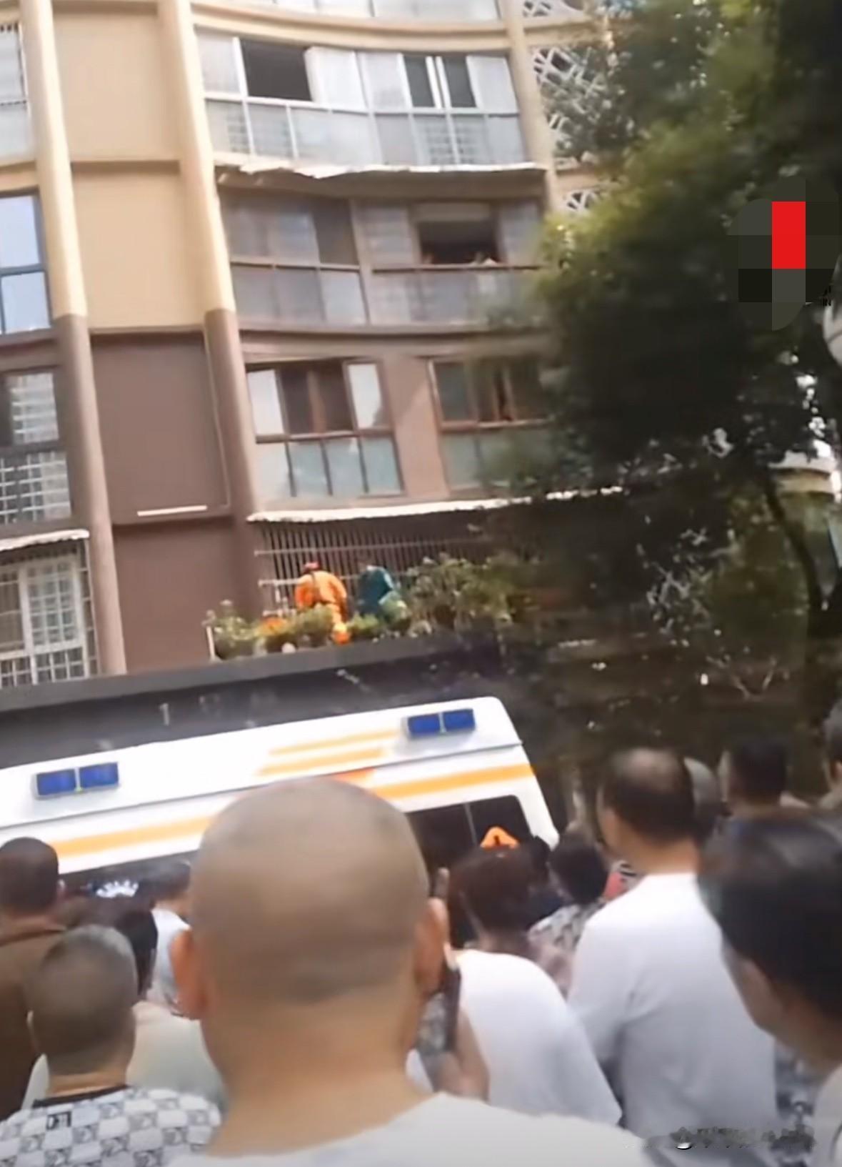 男孩跟家人发生剧烈争吵后，从小区楼上跳下来，掉到了单元门的平台上！
围观群众说：