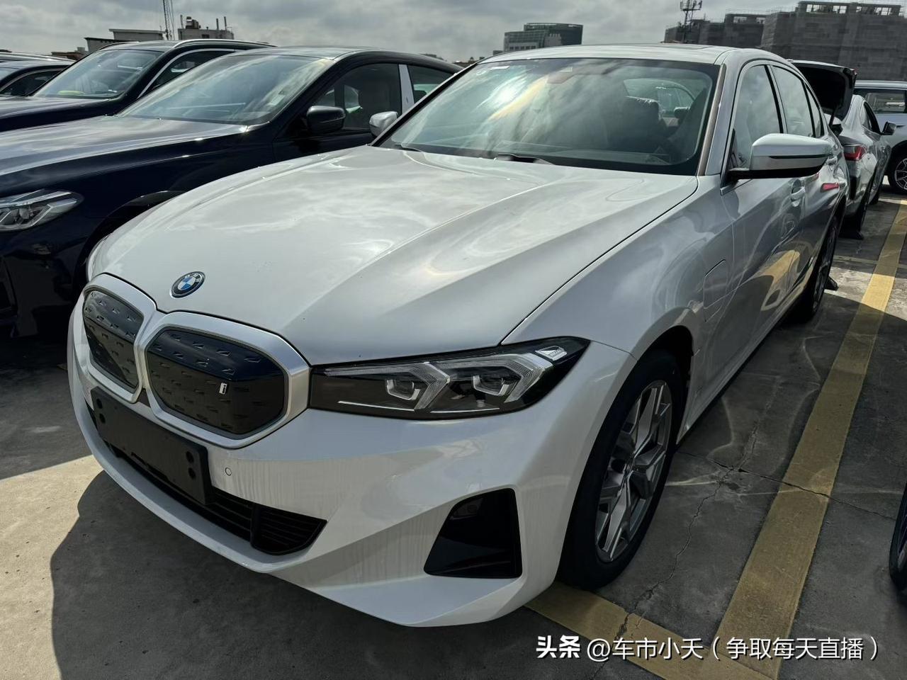 宝马i3现在已经跌到5折以下！目前从汽车市场了解到，宝马i3指导价35.39万的