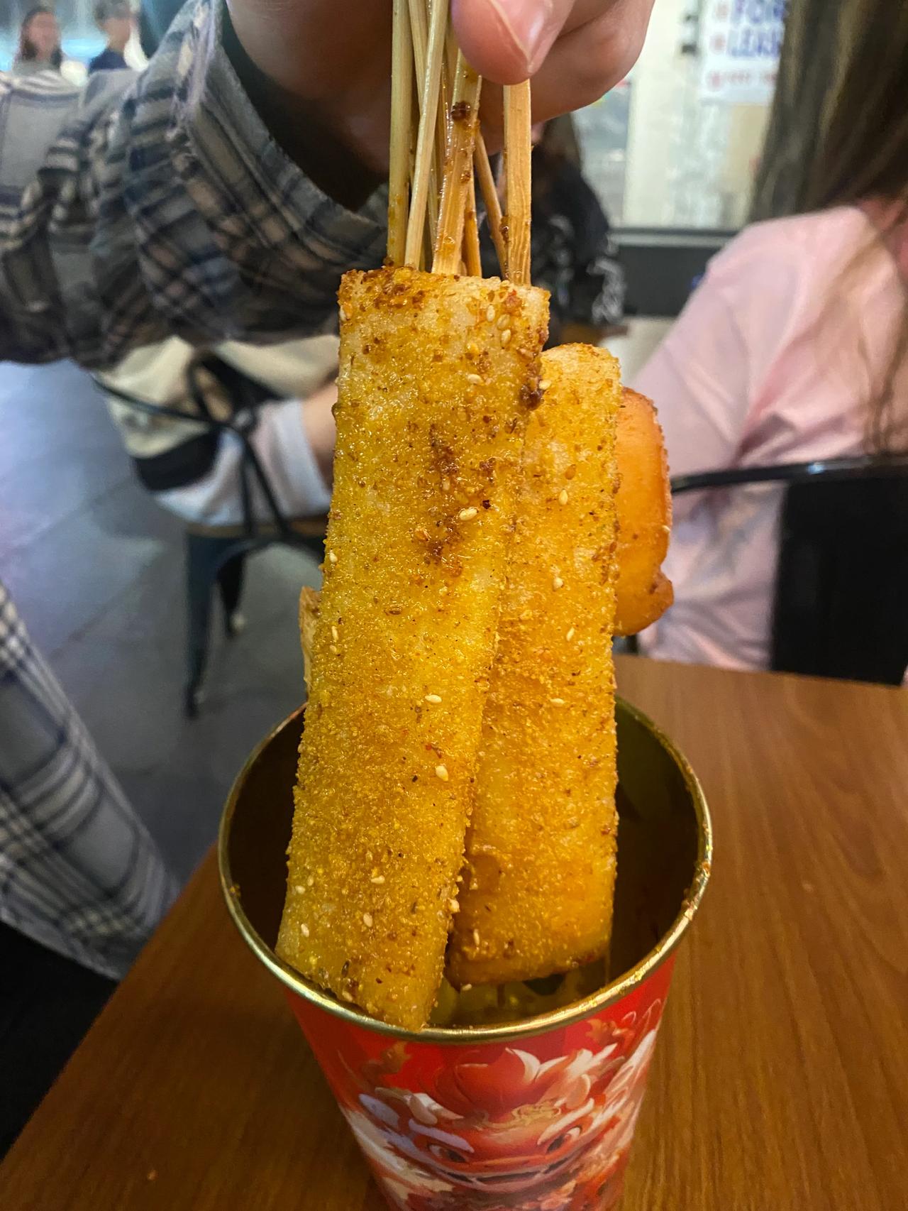 昨天休息，出去走走。 
然后是这样的，唐人街的烤串，炒羊肚拌面，好吃的。 
然后