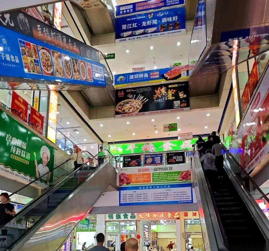 南极市场卖羊肉的大哥，把最后一摞包装袋塞进纸箱，拍了拍油乎乎的案板：“后面的海鲜