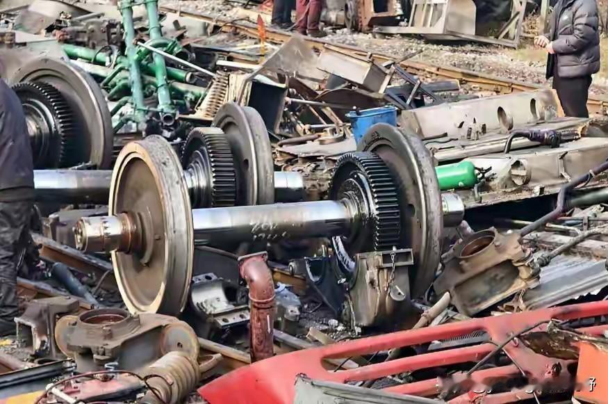 火车内燃机车报废后最后的下场，就是成为一堆堆的废铁。这是前不久在广州机务段进行的