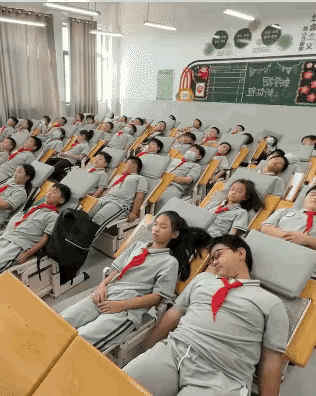 “一线城市的小学生午休这么惬意？！”