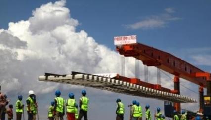 非洲的电网是中国拉的，互联网基站是中国建的，手机也都是中国出的，可当他们打开手机