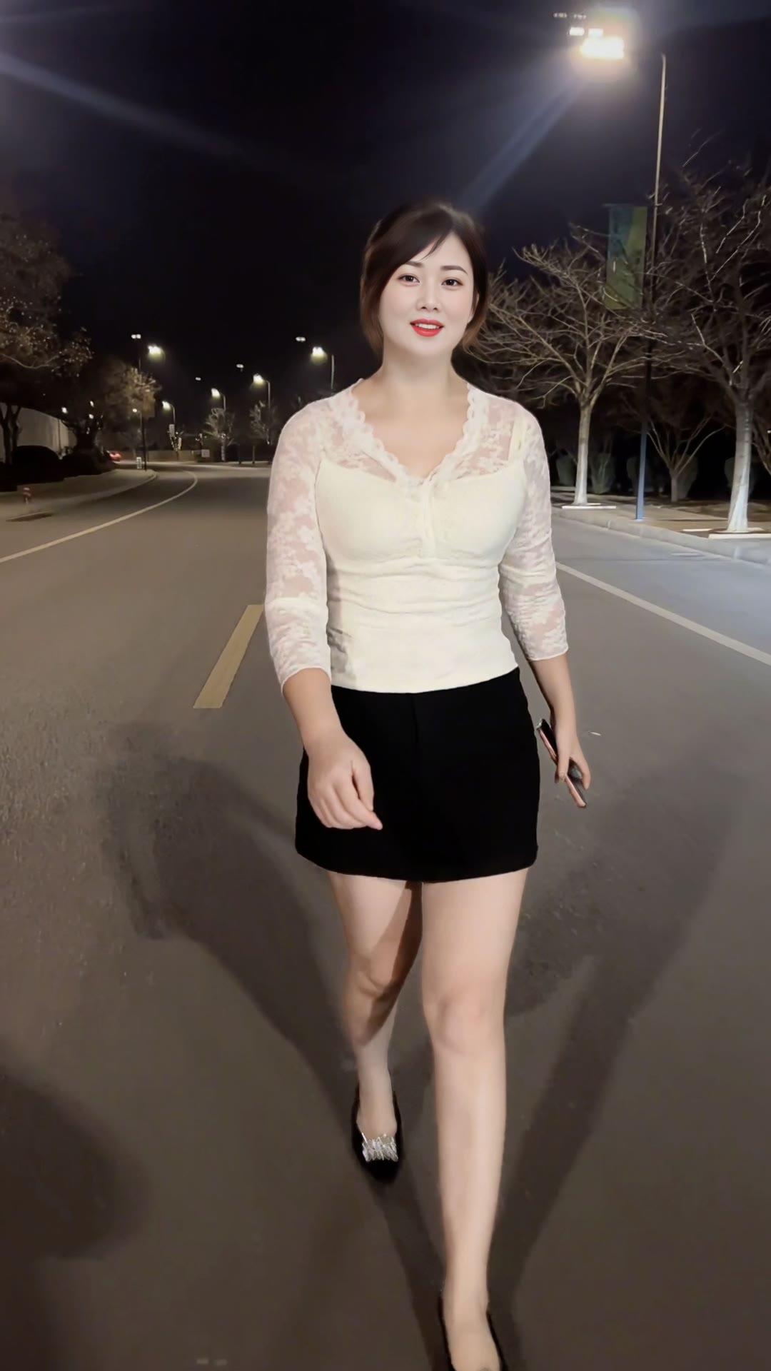 爱你的人，愿你的每一天都如诗如画，幸福常伴左右，生活充满阳光。❤️