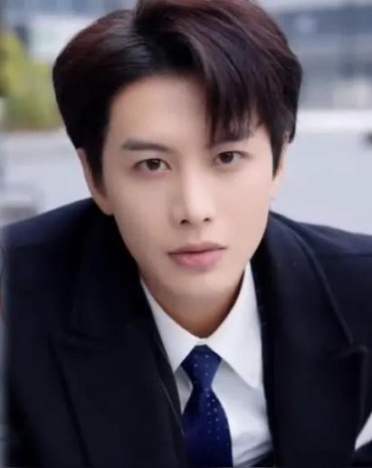 短剧顶流何健麒近日遭前女友举报吸毒，终于在昨晚工作室进行了无犯罪记录的回复。
而