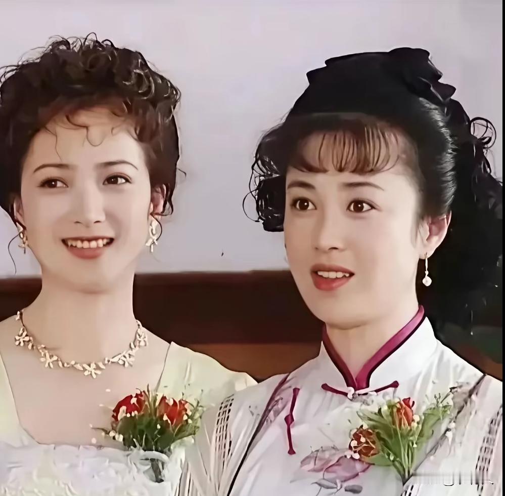 90年代，何晴和傅艺伟一张罕见的合影。她们两个都是顶级的美女，同框竟然觉得何晴更