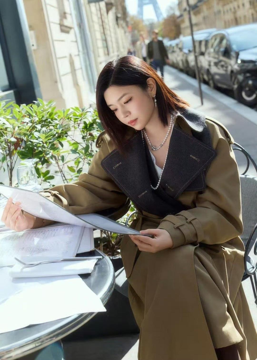 陈妍希风衣造型，美翻了！

陈妍希，在巴黎街头的秋天里，以风衣为笺，定格法式时尚