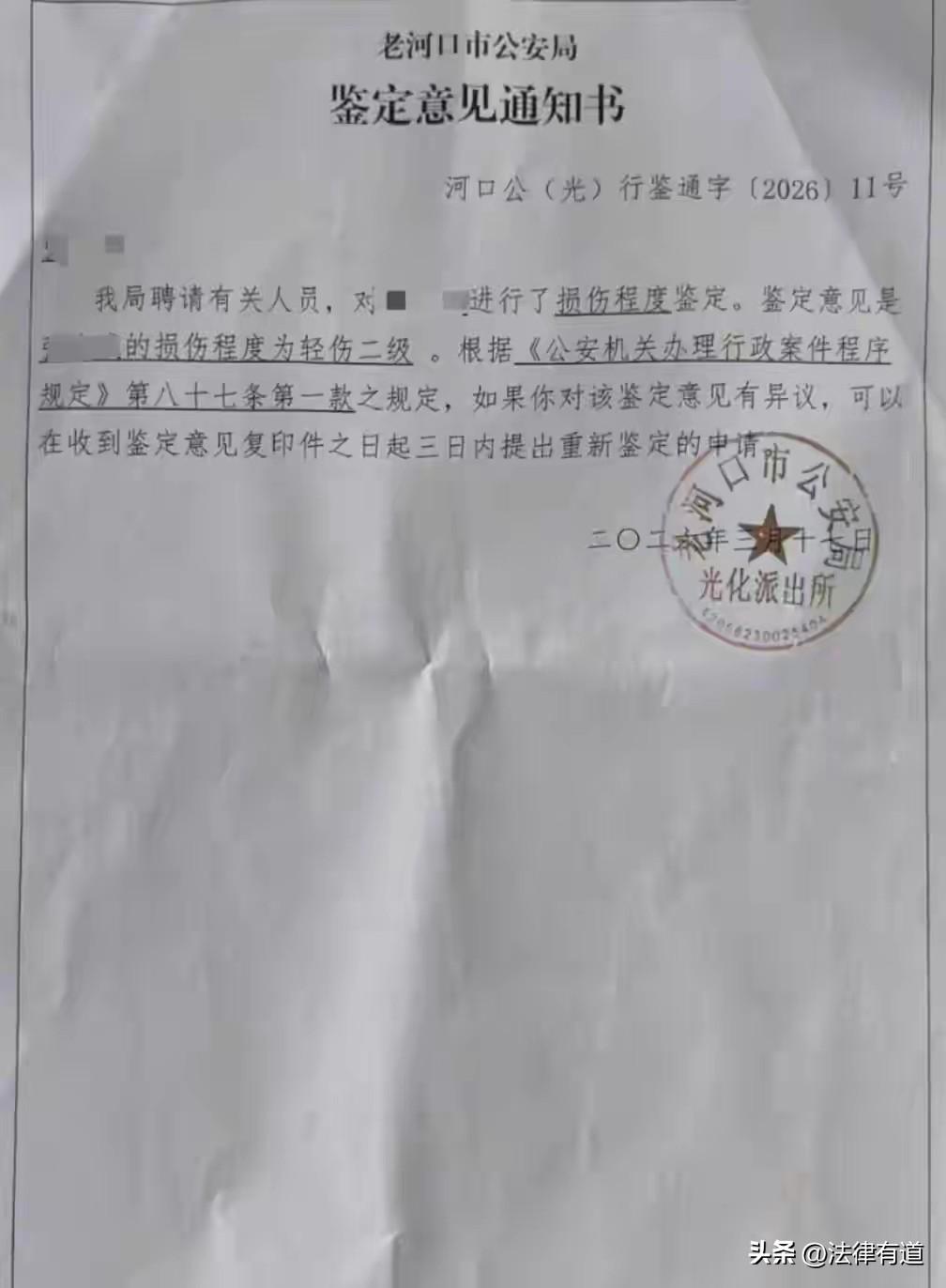 10岁男孩探望妈妈，被妈妈的男友打掉两颗牙：一个厕所门引发的血案，检方已介入！