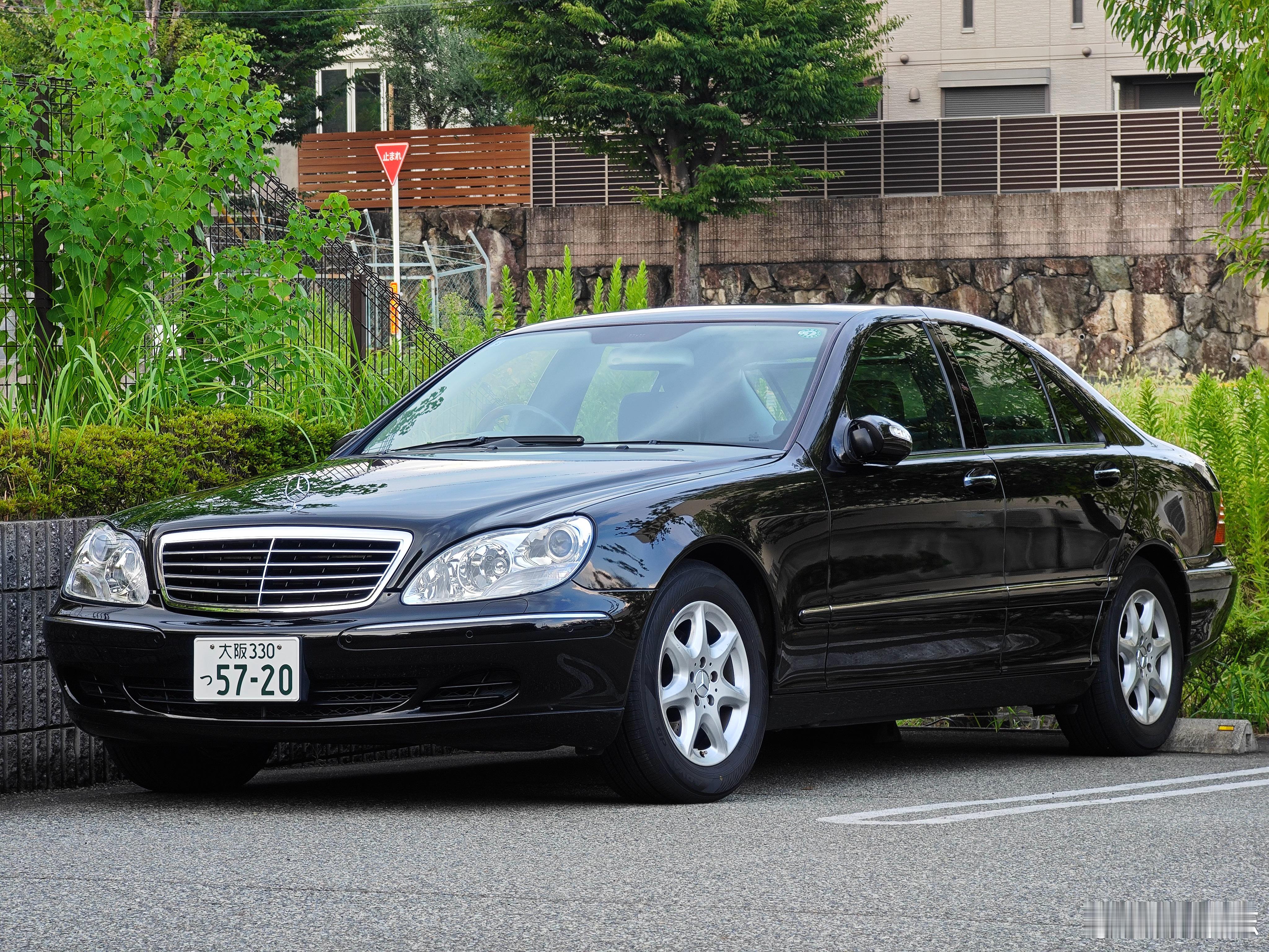 奔驰S级的顶流仪式感 正好偶遇一台W220 S350，黑色车身在夕阳下依旧光亮如