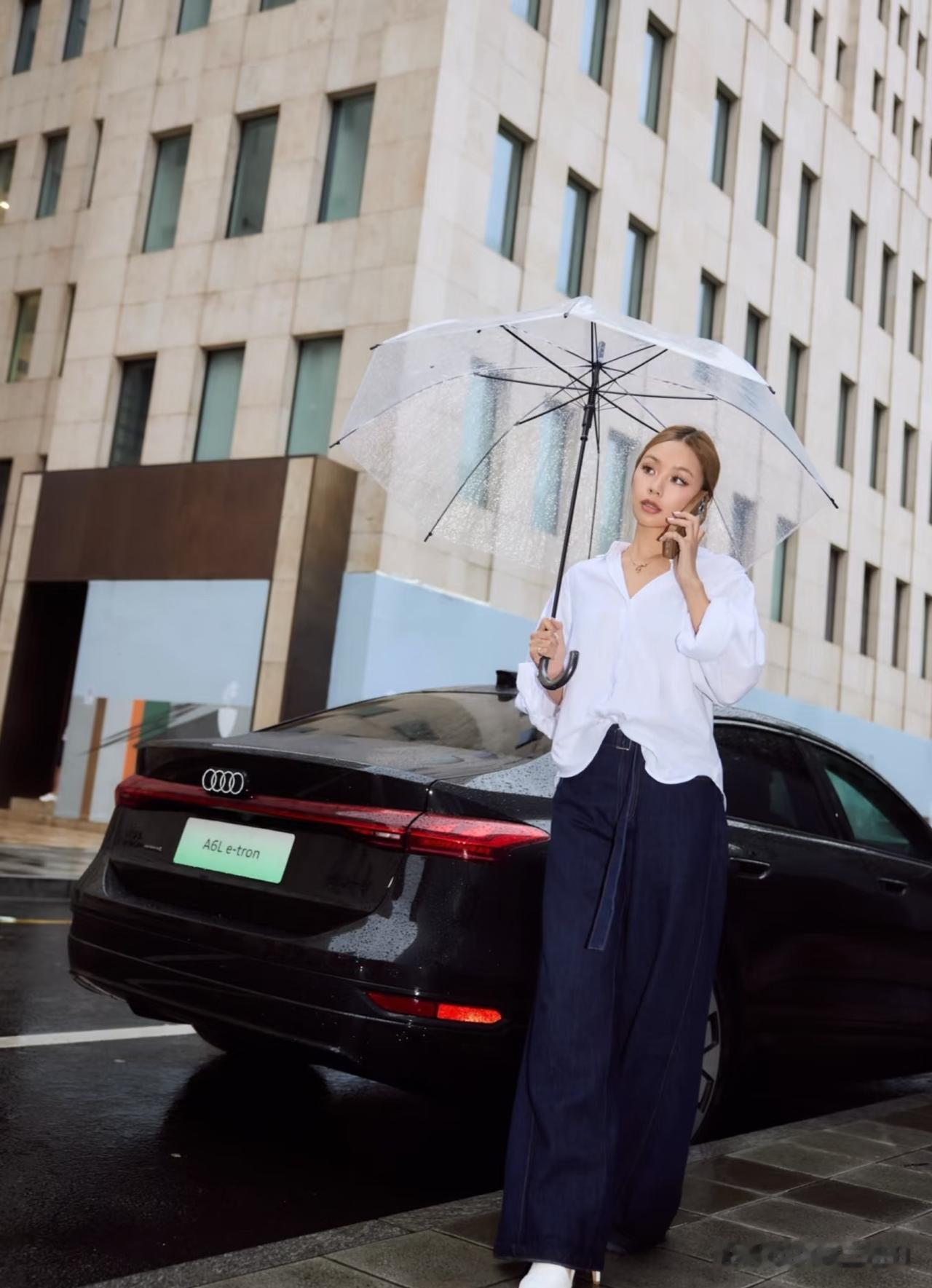 雨中漫步，优雅白衬衫与深蓝长裤的完美搭配，撑伞漫步在城市街头。