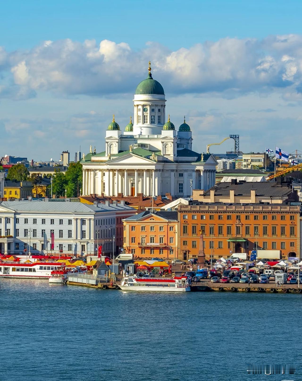 芬兰赫尔辛基。曾经的一代神机诺基亚，是芬兰的；那个穿着红色睡衣，每年年末架着驯鹿