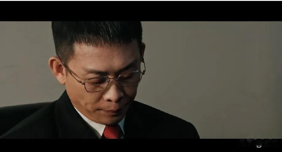 张译不管演啥角色，一遇到棘手的问题，总是标志性咬下嘴唇，就像嘴里含块糖，总是把大