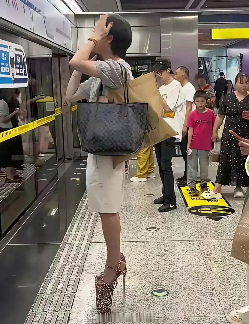 这高跟鞋穿出门，真的能走的动吗？摔倒了都算高空坠落吧 ​​​
