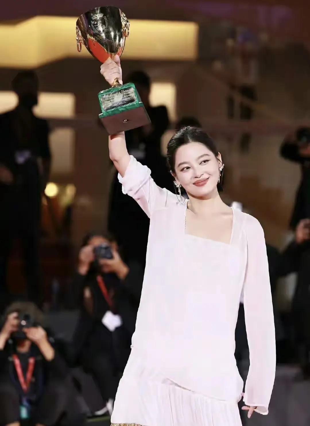 辛芷蕾成历史第三位威尼斯华人影后！估计内娱85花女演员又要重新“洗牌”了。

首