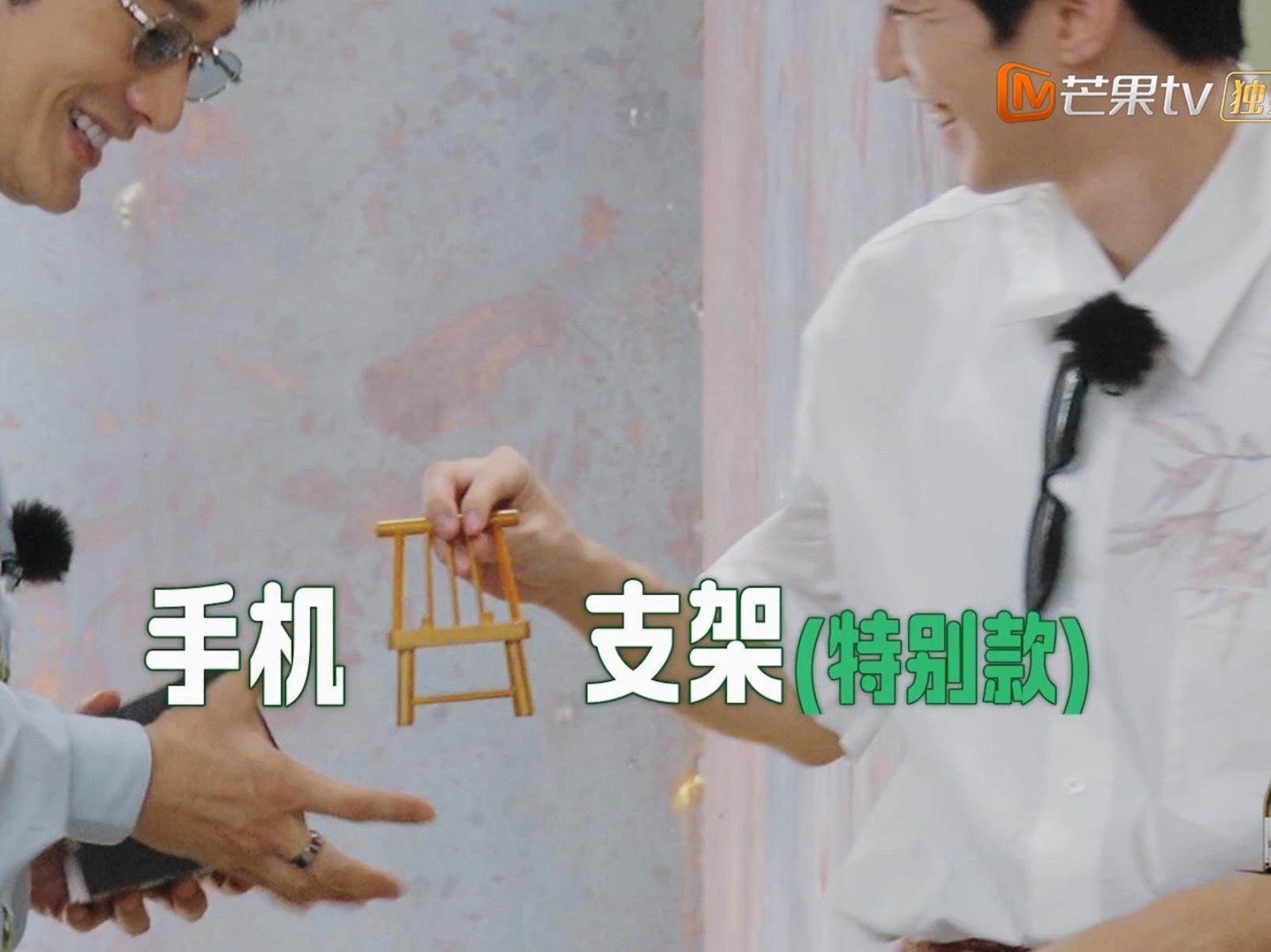 笑不行了，到底是有多实用主义。。。王俊凯带的礼物：按摩锤、手机支架、蒲扇、故宫毯