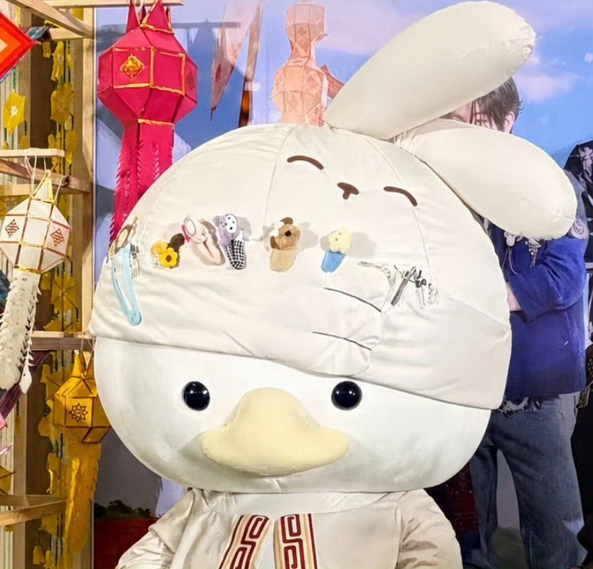 他说自己嘴巴这么苍白是和Khem同款妆容 为了配合khemjira妆造 晚睡是在