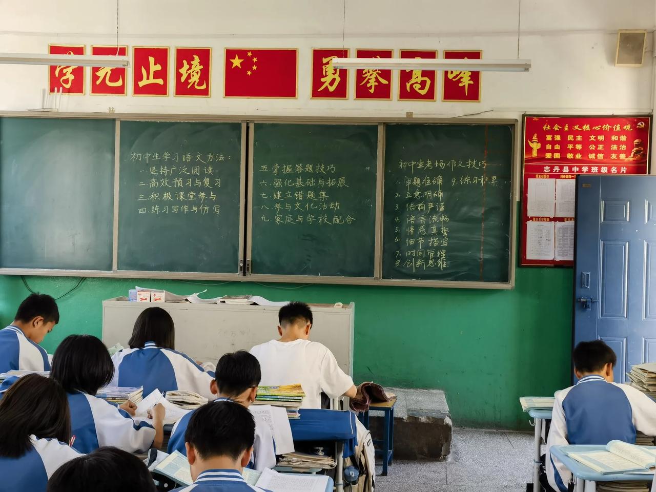 考场作文三字经

文/刘晓杰

考场文，最重要；
先审题，后思考；
查立意，定文