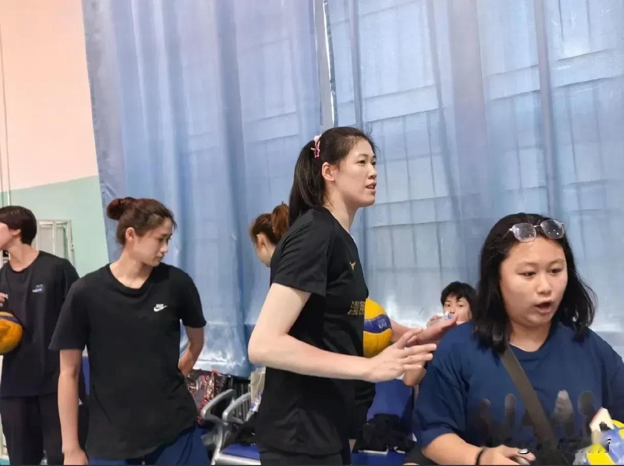九张图解析李盈莹“扑朔迷离”的行踪。图一：天津球迷7月29日发布到天津女排的最新