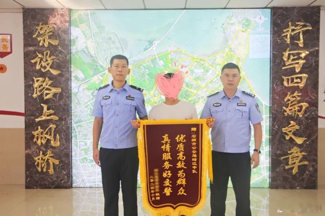 #福建交警一天内连续获赠三面锦旗#10月9日16时许，林先生驾驶二轮摩托车正常行