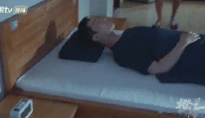 #杨洋剧中睡姿易诱发颈椎病#杨洋真的又要哭了，被吐槽睡姿容易得颈椎病。天呐，《我