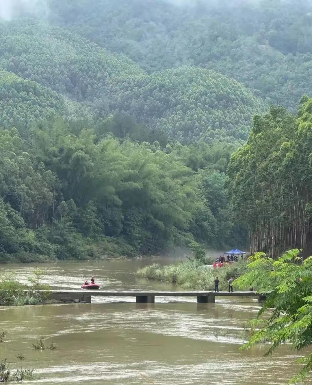 广西皮卡坠江已经发生好几天了，  
我觉得主要问题不是车上载人太多，  
也不是
