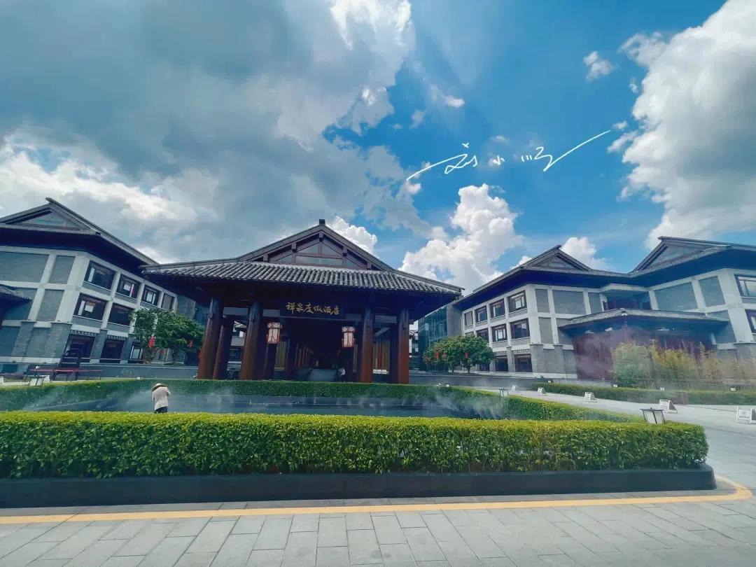 位于广东省云浮市新兴县的“禅泉度假酒店”，据说是南中国首家禅文化主题酒店，整体投