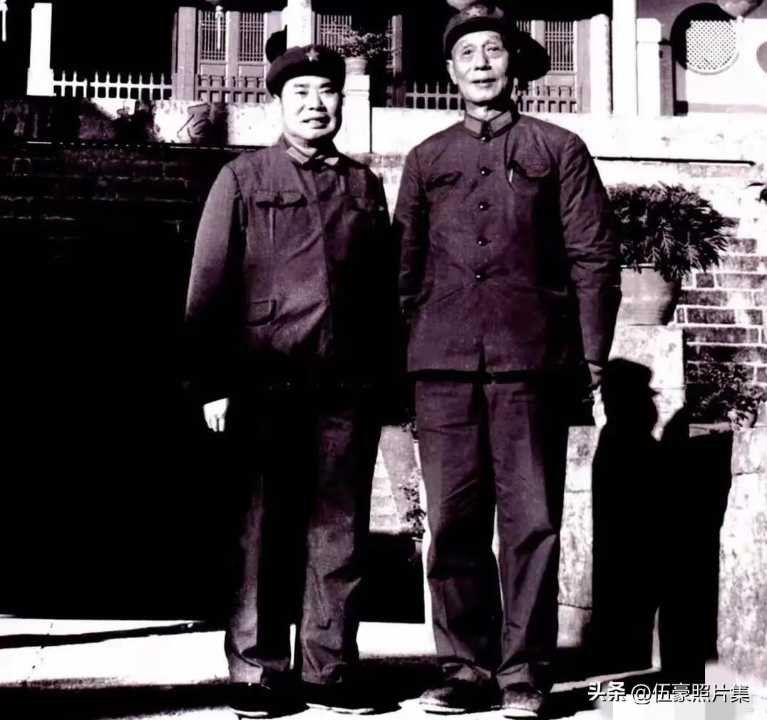 1975年12月，武汉军区司令员杨得志上将南下福州军区访问交流，与老战友、福州军