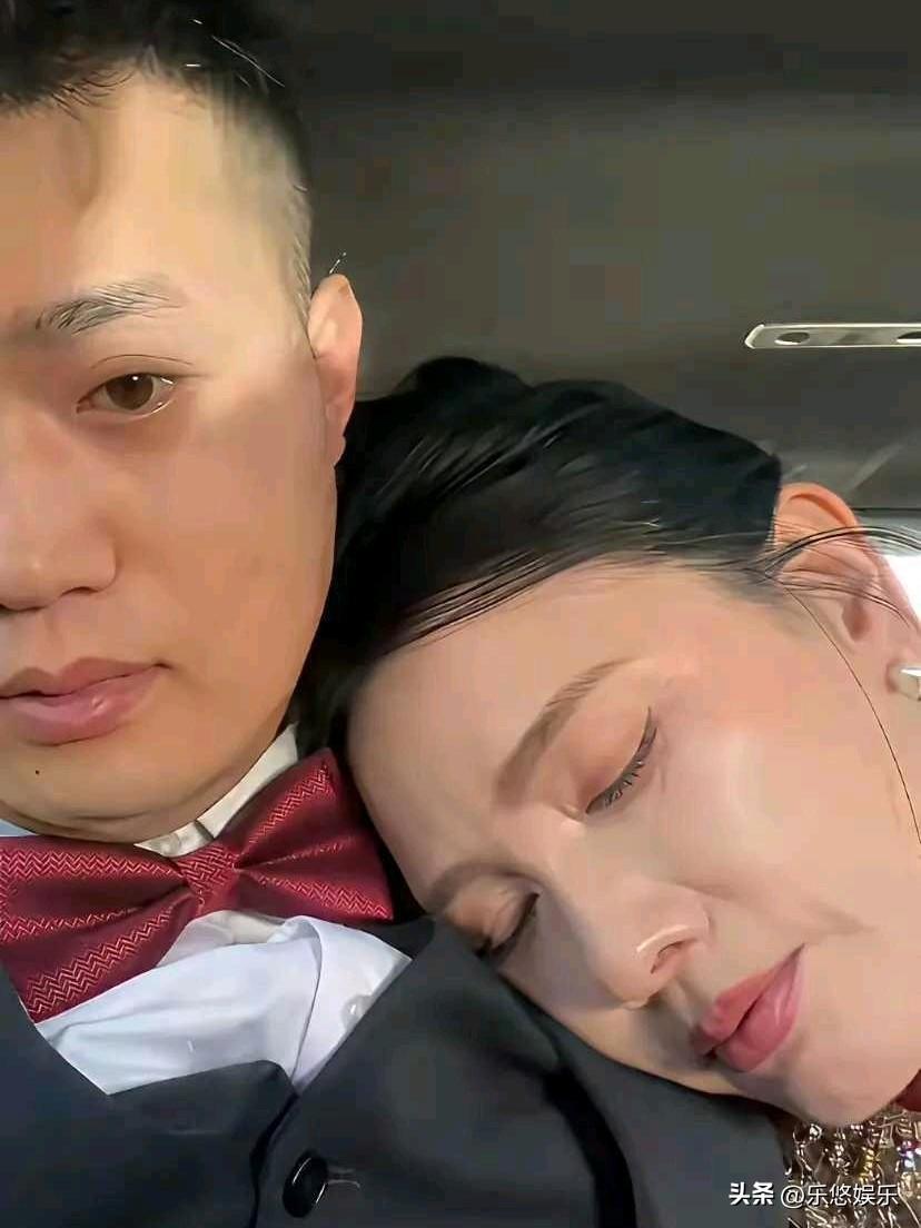 大龄单身男子找对象，猜猜看，躺在男子肩膀上有多大年龄。