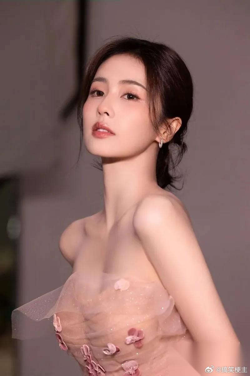 面相这种东西是不会骗人的， 白鹿一看就是爱里长大的小姑娘， 查了资料才发现： 她