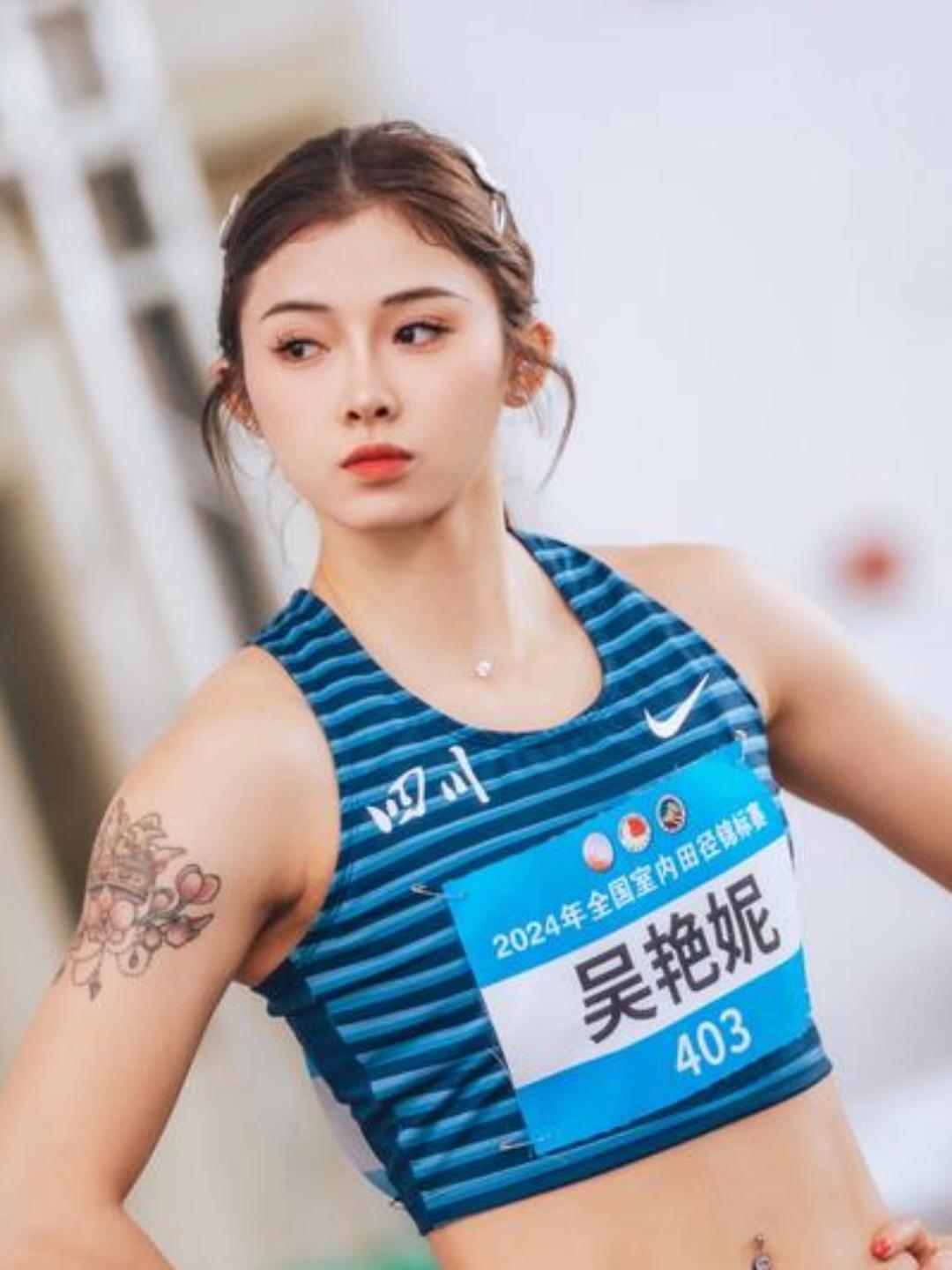 发令枪响，吴艳妮如离弦之箭冲出起跑线。栏架前她身姿利落，每一次跨越都带着千锤百炼