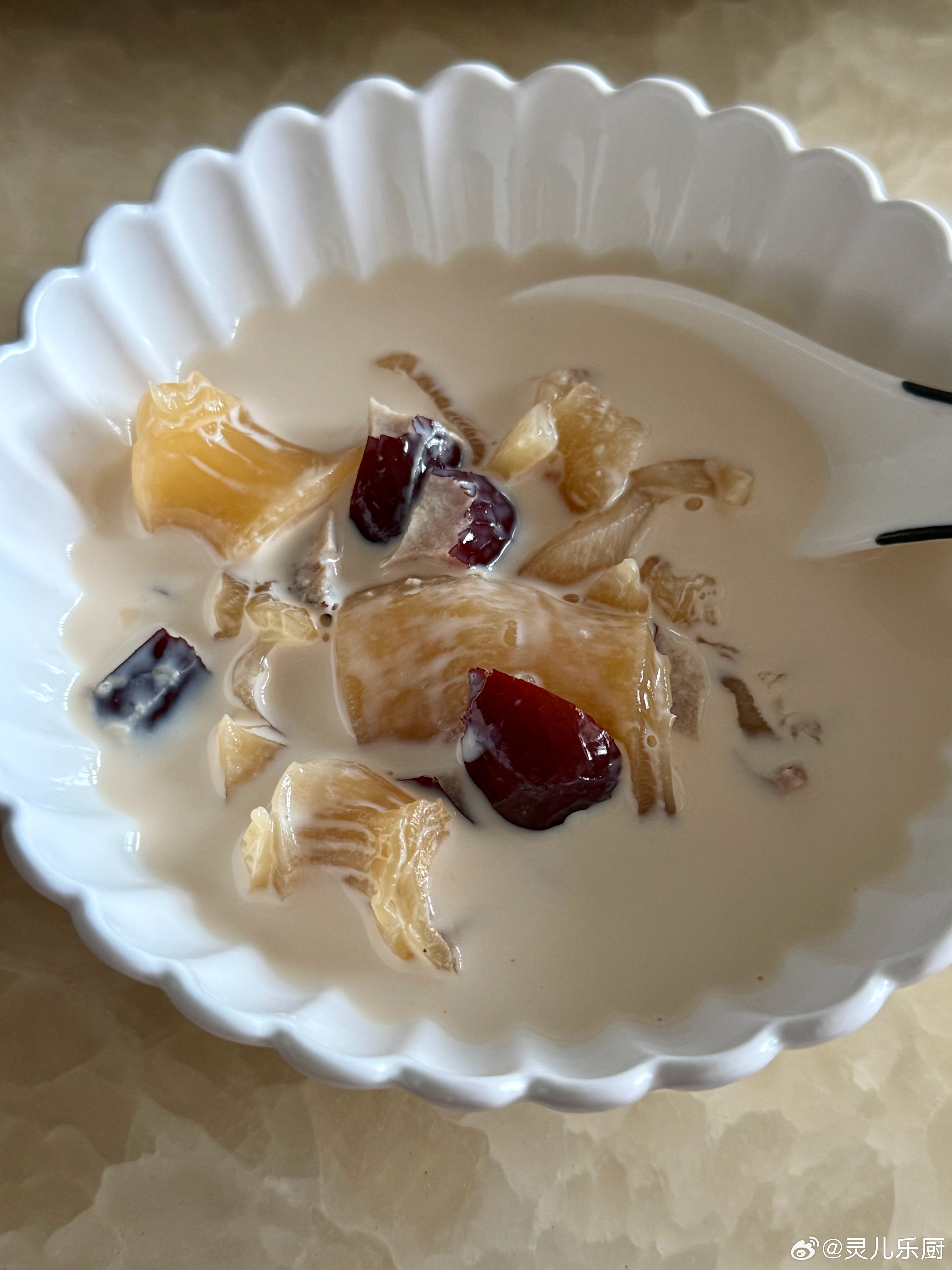 下午茶吃了吗？来一碗奶奶炖的红枣花胶牛奶吗 ​​​