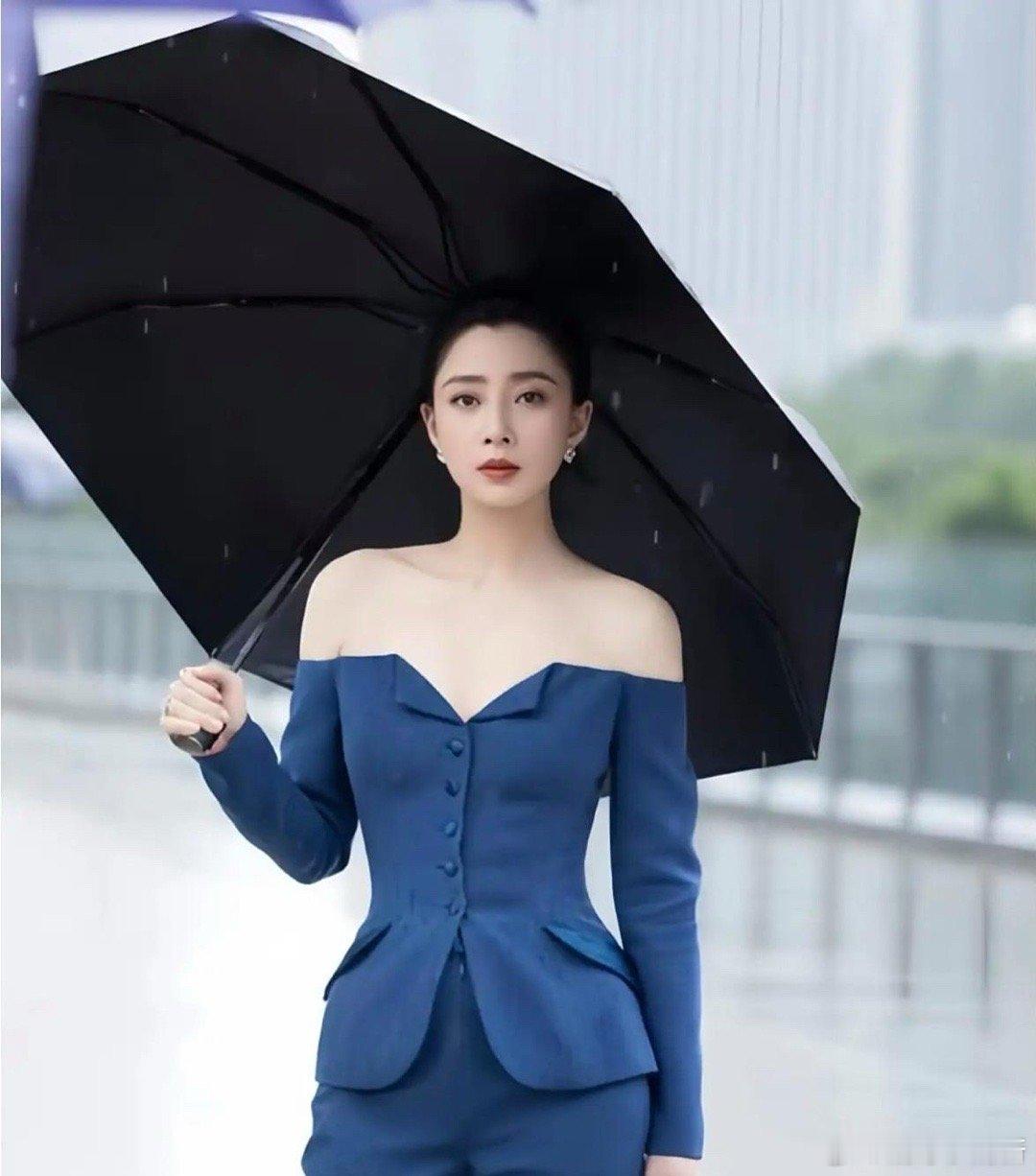 我发现啊，现在娱乐圈谈恋爱，流行姐弟恋这一套。隔三岔五就能看到有女明星因为姐弟恋