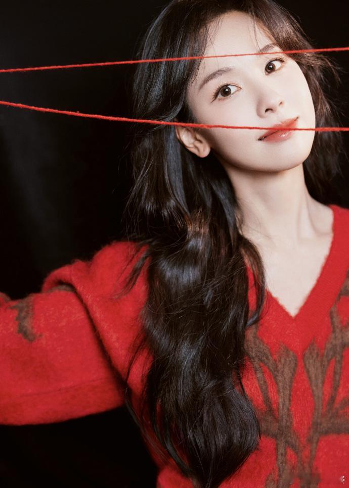 #陈都灵秋冬红毛衣#陈都灵的秋冬红毛衣造型太赞啦！红毛衣赋予她温馨的气息，而搭配