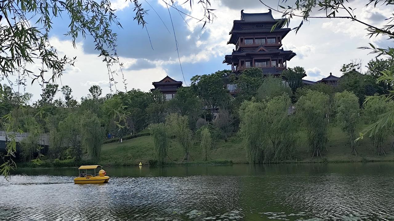 里面的景色真好！还可以坐上小船到湖里去玩一玩，想想就开心！