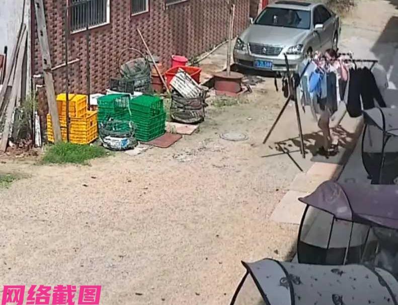 广东某女子在家里洗衣服，可洗完准备晾晒时，明明自己眼前是好天气随后天空下雨，女子