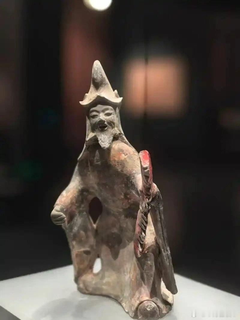 茹茹公主墓萨满巫师陶俑这件萨满巫师陶俑出土于河北磁县东魏茹茹公主墓，是国家一级文