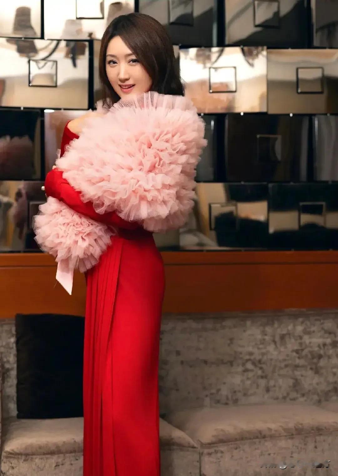 52岁杨钰莹近照，一袭红色长裙尽显优雅迷人！杨钰莹人美歌甜，甜美了一辈子！#杨钰