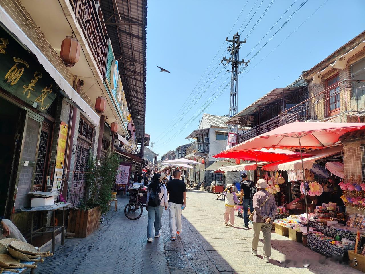 和睦才美满


邻里纷争只为地，

面红耳赤硝烟起，

唇枪舌剑频输出，

哪管