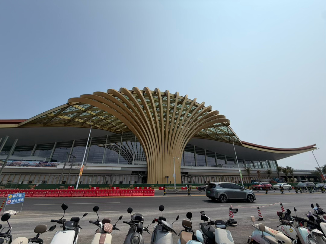 顶部数码博主去机场就是开自己的好车去机场里面停车场停车作为底部的数码宝贝的我骑上