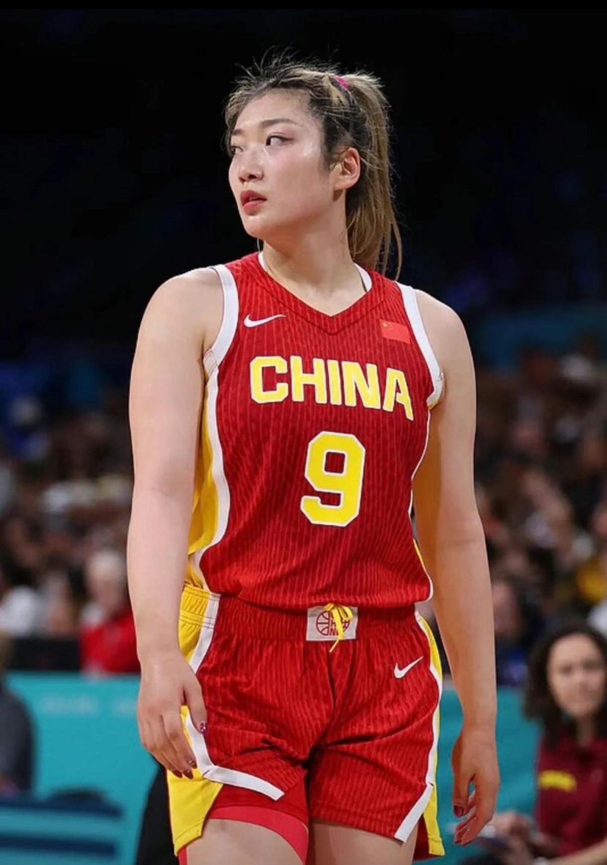 李梦虽然没有进入国家队，她有这样实力，影响力还在，像耐克等各大广告商有目光远见。