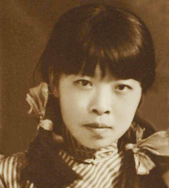 1942年，31岁的萧红因病去世。她死前感情泛滥，当着丈夫的面，竟和其他男人暧昧