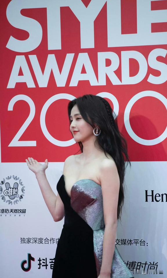 白鹿红毯生图优雅又亮眼！

一身黑色丝绒沉稳大气，一侧渐变闪银面料自带光泽感，不